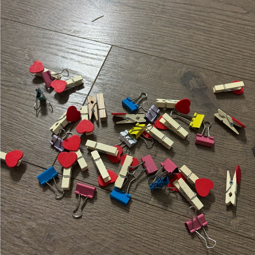 Small photo display clips